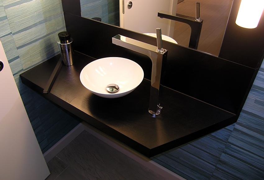 Aufsatzwaschbecken auf Waschtisch aus Esche mit Rückwand und integriertem Spiegel