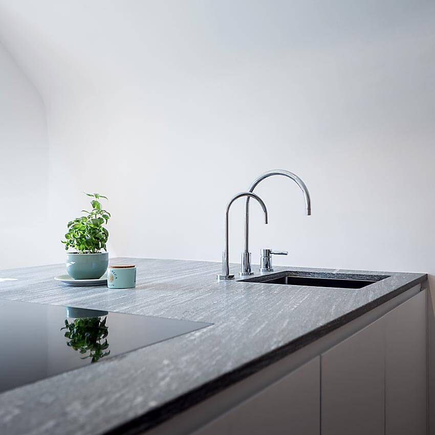 Küche: Steinplatte mit weißlackierte Fronten