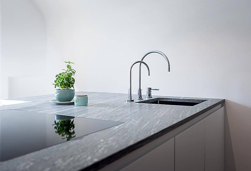Küche: Steinplatte mit weißlackierten Fronten