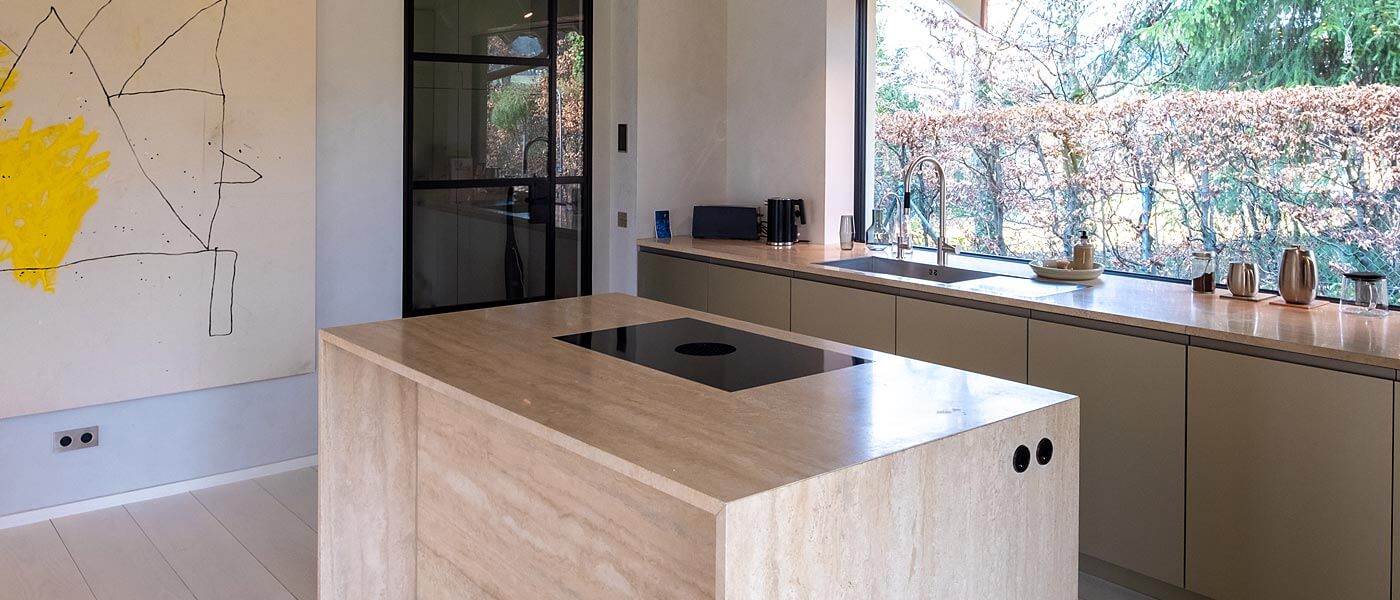 Küche: Arbeitsplatte aus Naturstein kombiniert mit Einbaugeräten