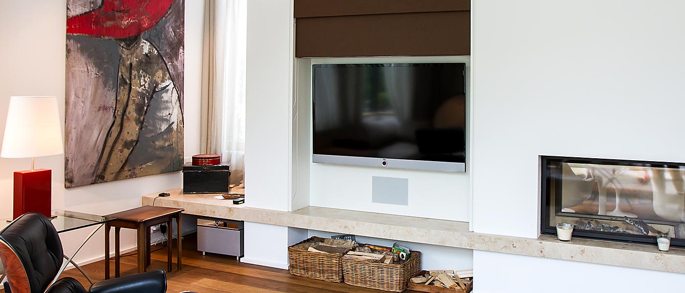 Wohnzimmer: Fernsehnische mit absenkbarer lederbezogener Wandverkleidung