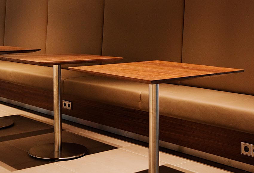 Lufthansa Lounge: Tische und Bank im Aufenthaltsbereich